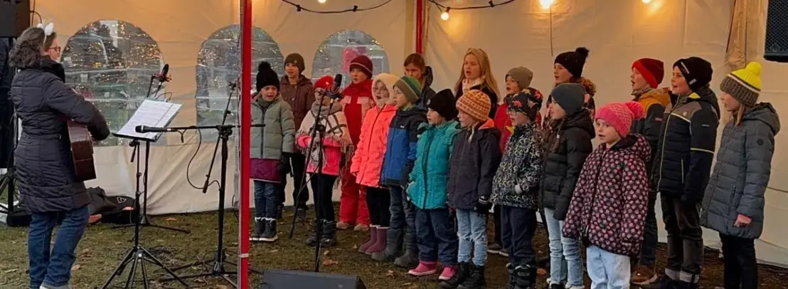 Kinder singen im Weihnachtszelt im Dorfpark