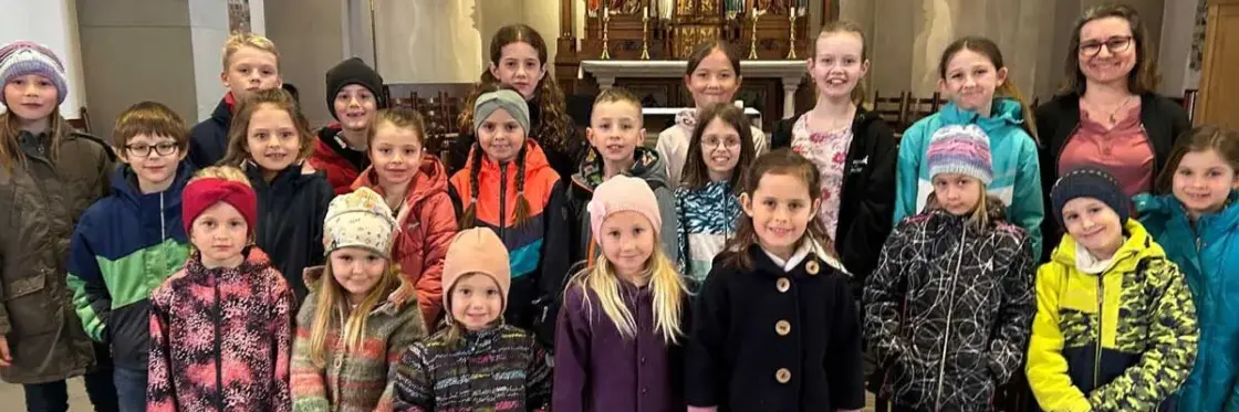 Kinder und Ihre Chorleiterin Schubidu