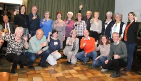 Sängerinnen und Sänger erhalten ein Schnapsgläse für sehr guten Probenbesuch