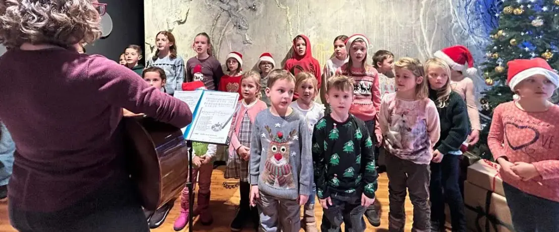 Die Kinder von Schubidu mit Andreea Decker singen Weihnachtslieder im Sozialzentrum
